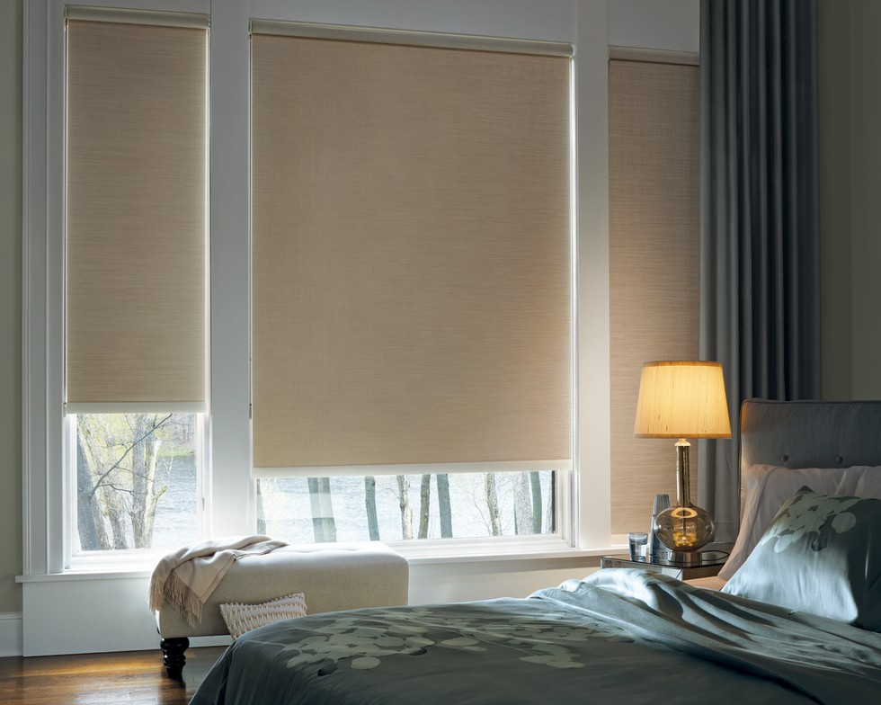 Рулонные шторы из плотной ткани на окнах спальни