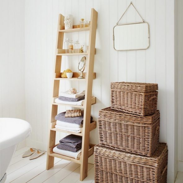 Деревянная вешалка для полотенец в ванную
