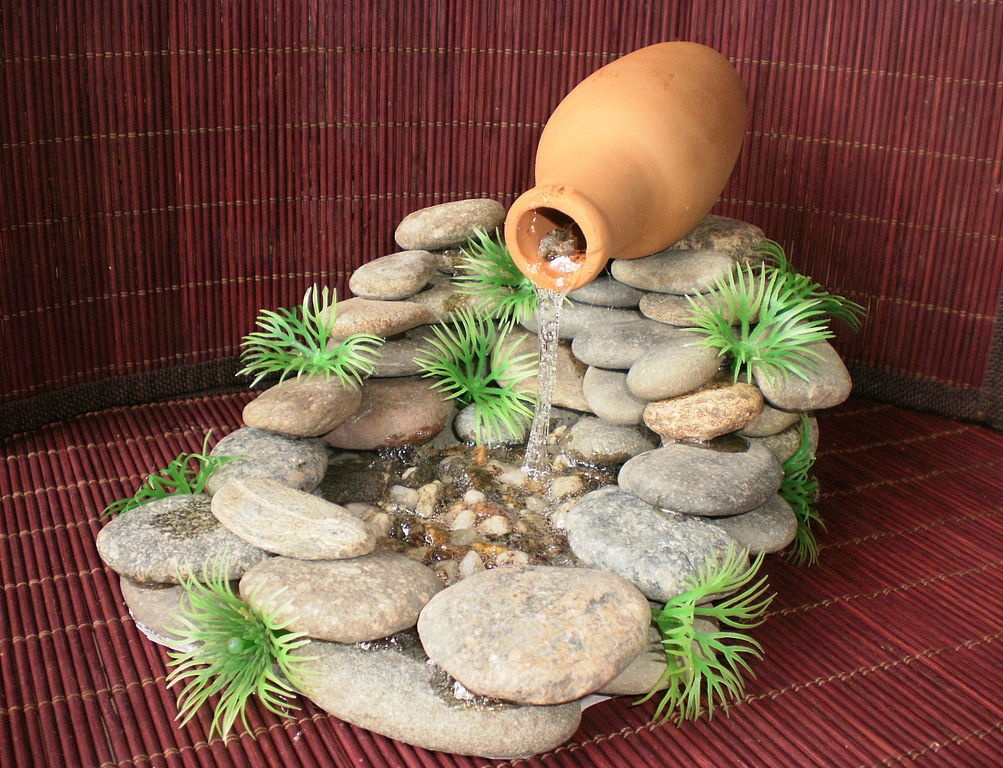 домашний фонтан из камней