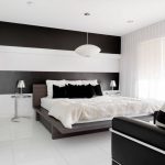 Стильная спальня с белыми занавесками