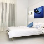 Белый текстиль в интерьере спальни