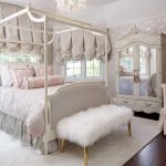 Роскошные занавески в спальне классического стиля