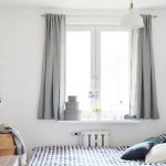 Интерьер спальной комнаты с короткими шторами
