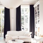 Белый диван и черные шторы