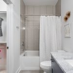 Дизайн ванной с белыми стенами