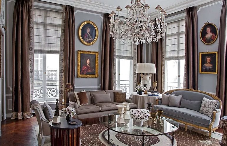 Портьеры из дорогой ткани в гостиной французского стиля