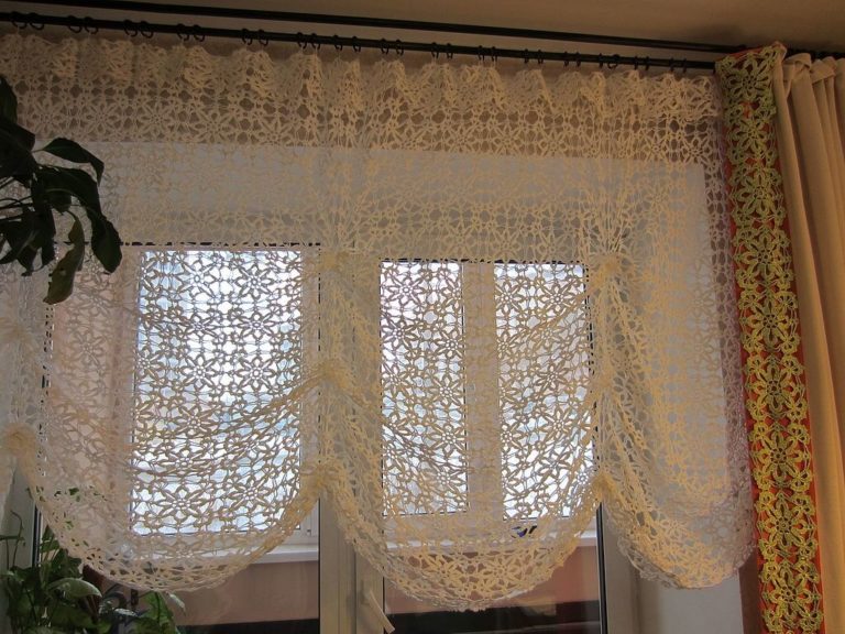 Декор окна спальни вязаной шторкой на французский манер