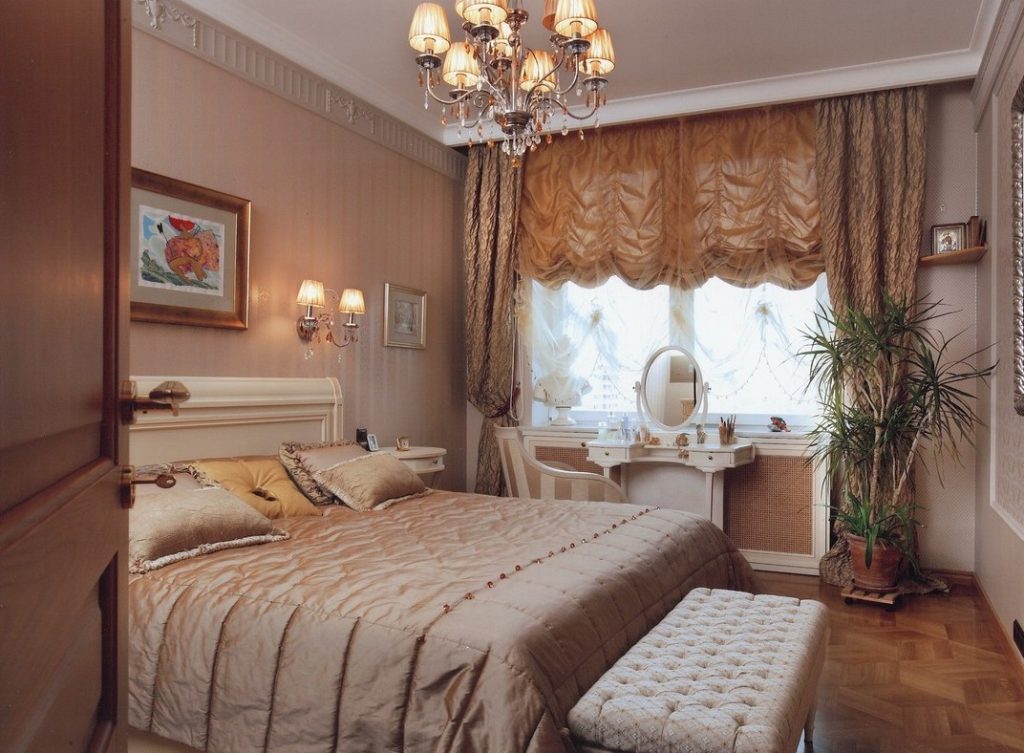 Французские занавески в спальне классического стиля