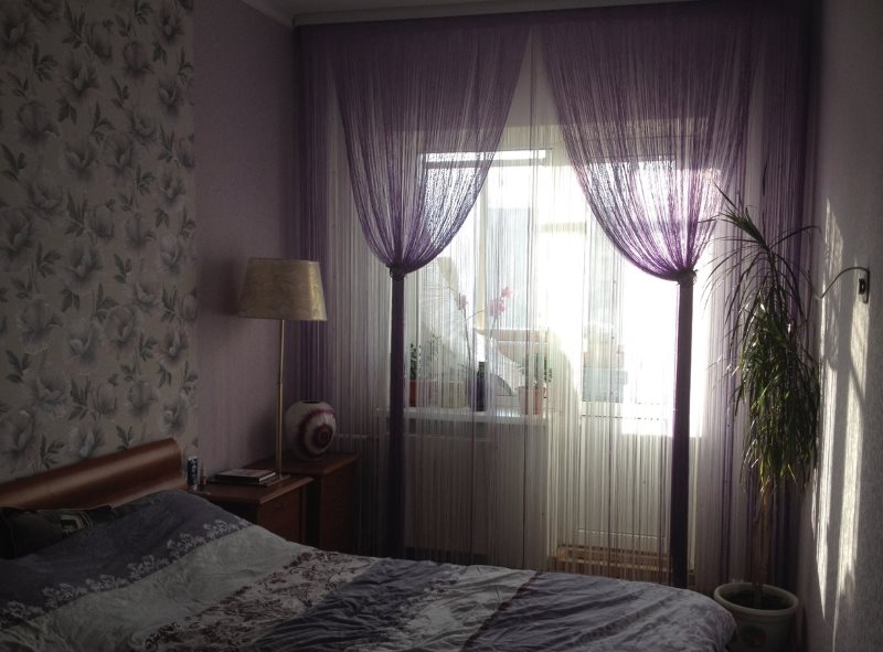 Декор окна в спальне нитяными шторами