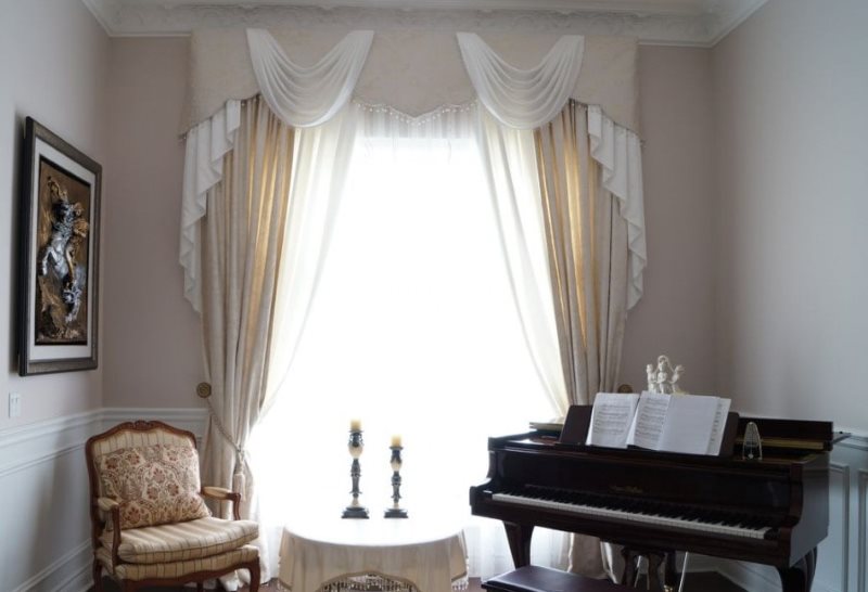 Рояль в зале с комбинированным ламбрекеном