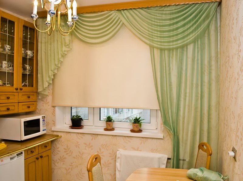 Кухонное окна с рулонной шторой и ламбрекеном
