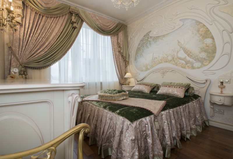 Красивая спальня с ламбрекеном на окне