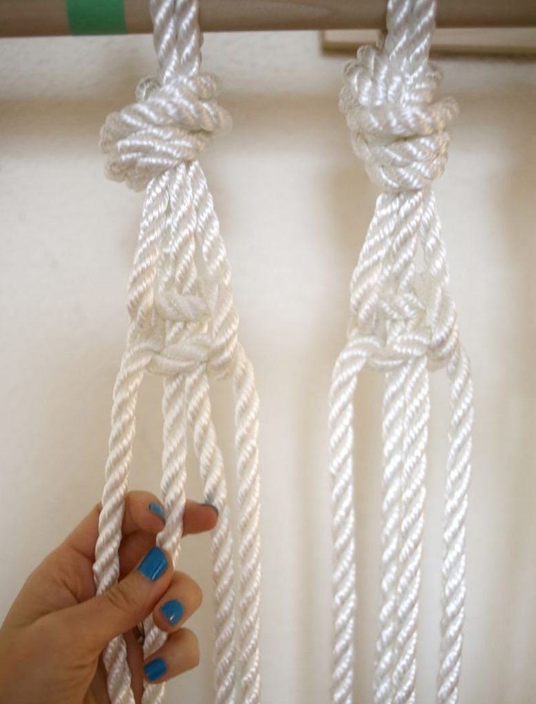 Затягивание узлов при плетении занавески из синтетической веревки