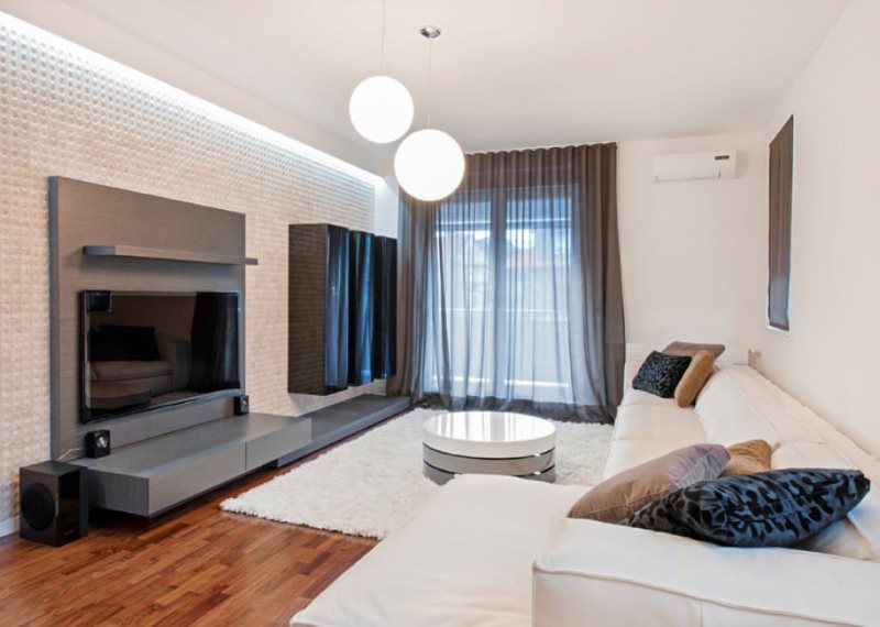 Прозрачная занавеска серого цвета в интерьере гостиной стиля хай тек