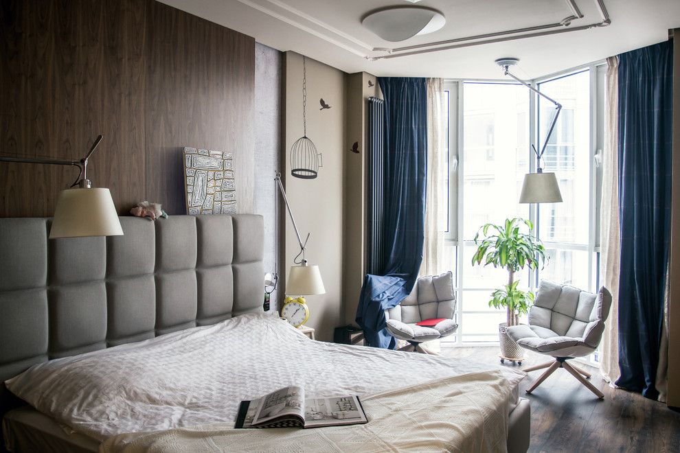 Синие занавески в спальне скандинавского стиля