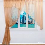 Рулонная штора с 3D-рисунком и легкие воздушные шторы песочного цвета