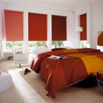 Рулонные шторы в разном оттенке красного цвета