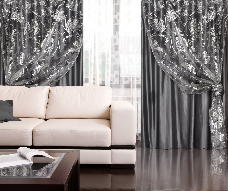 Двойные шторы серого цвета в гостиной с глянцевым полом