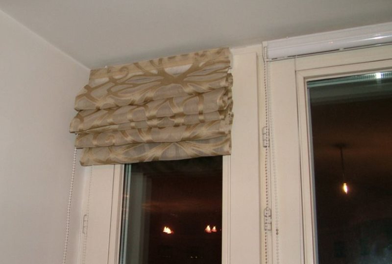Размещение римской шторы на створке пластикового окна