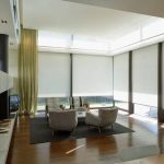 Интерьер гостиной с панорамными окнами