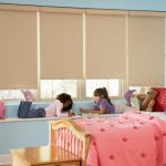 Бежевые рулонные шторы в детской комнате