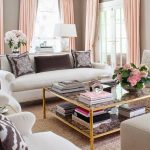 Нежно-розовые занавески в светлой гостиной