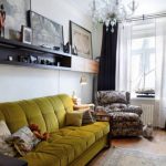 Прямой диван с оливковой обивкой