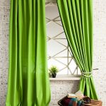 Зеленые портьеры из плотной ткани