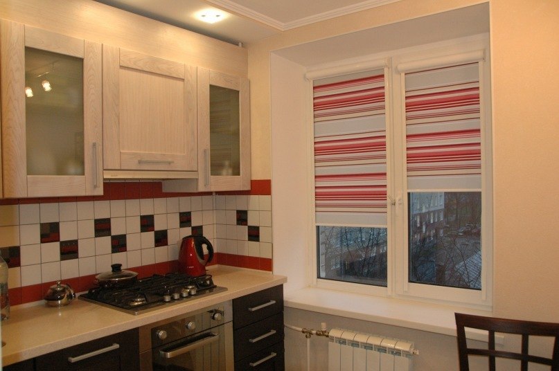 Полосатые рулонные шторы на кухонном окне