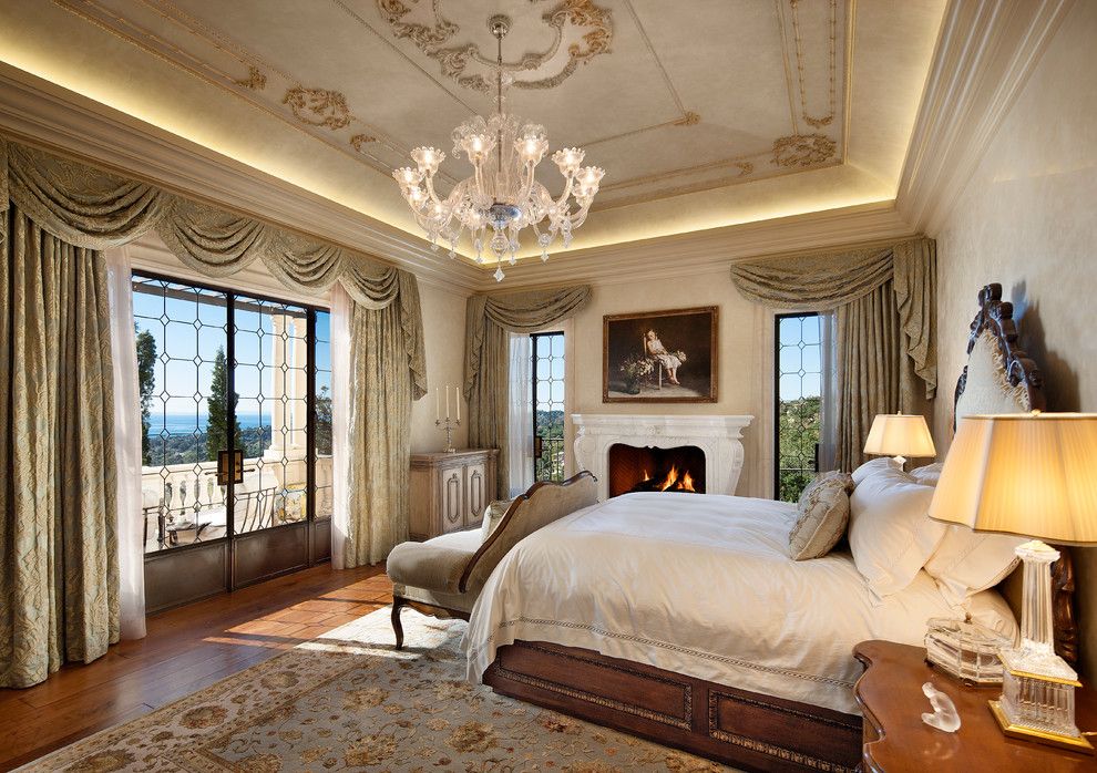 Интерьер спальни в классическом стиле с ламбрекеном на окнах