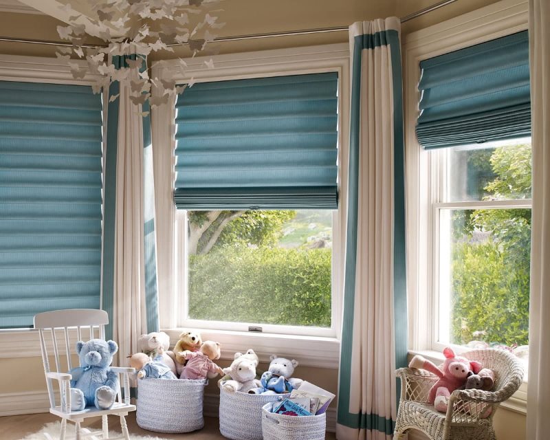 Синие римские шторы в детской комнате