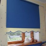 Синяя рулонная штора с декором для кухни