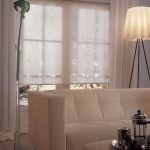 Светлая полупрозрачная рулонная штора для светлой гостиной