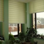 Светло-зеленые рулонные шторы для угловых окон частного дома