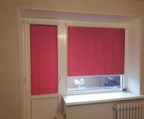 Темно-розовые рулонные шторы на дверь и окно
