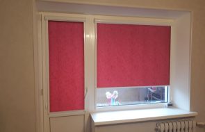 Темно-розовые рулонные шторы на дверь и окно