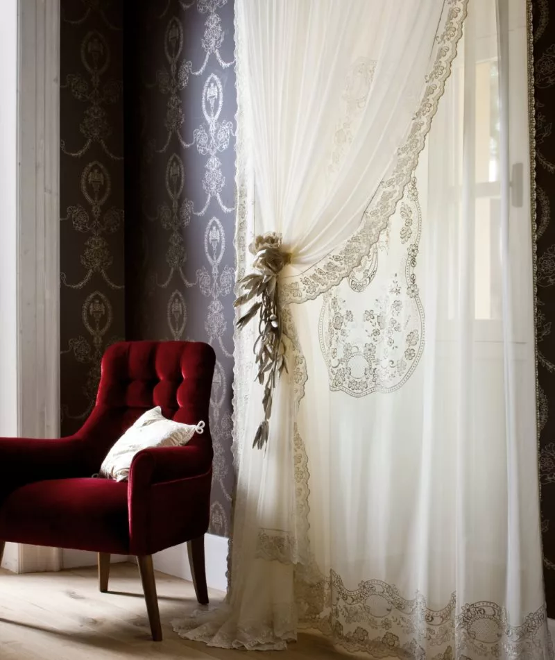 Светлая вуаль с орнаментом на окне в гостиной