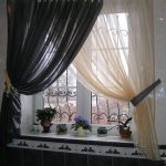 Контрастные занавески на кухонном окне