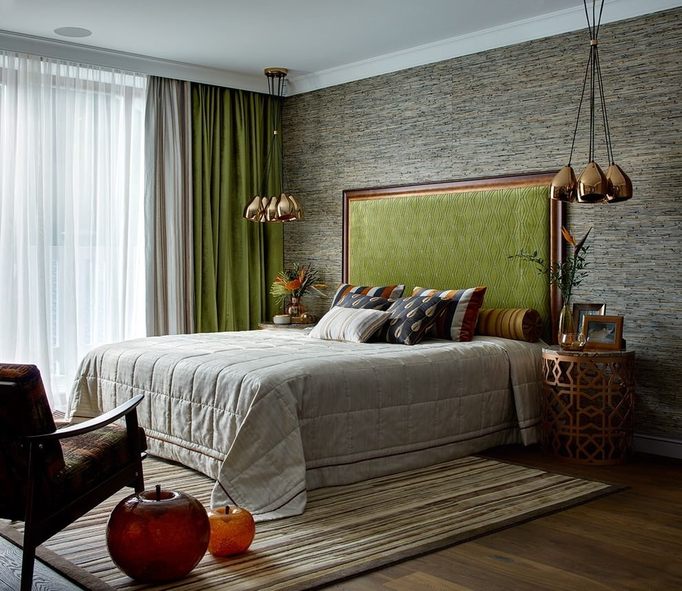 Серо-зеленые занавески в красивой спальне