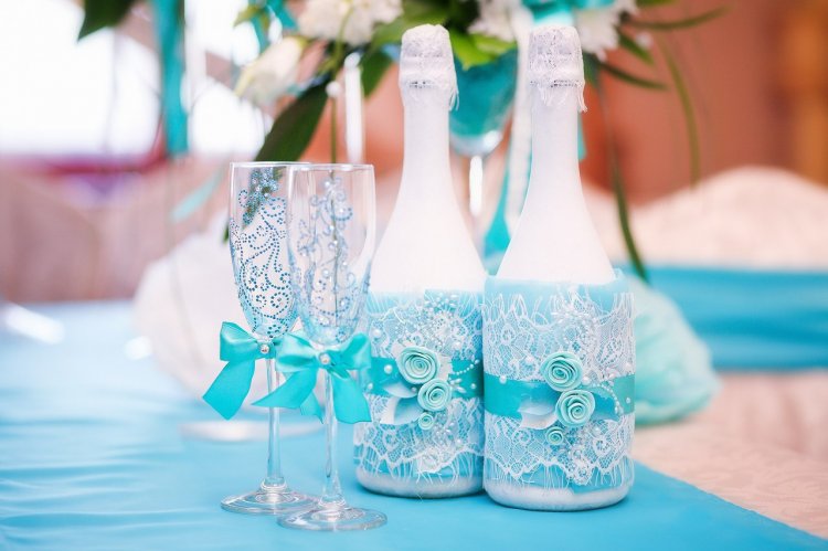 оформление бутылок шампанского на свадьбу кружевом