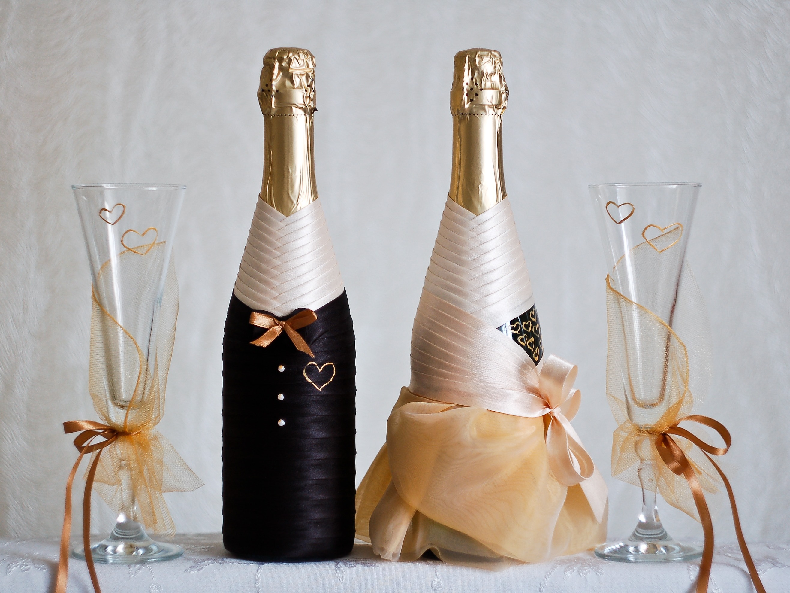 Шампанское невеста. Свадебные бутылки. Украшение бутылок на свадьбу. Украшение бутылки шампанского. Декор шампанского на свадьбу.