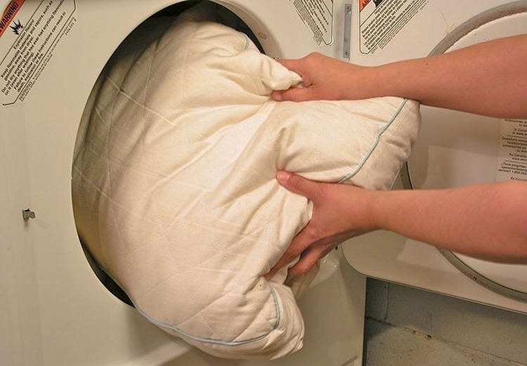 как постирать подушку в автомате