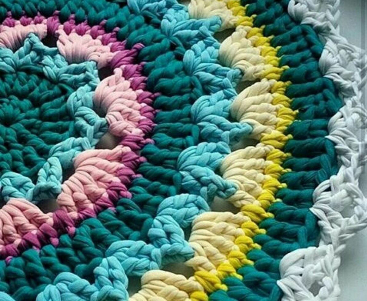 Плетение коврика при помощи иглы