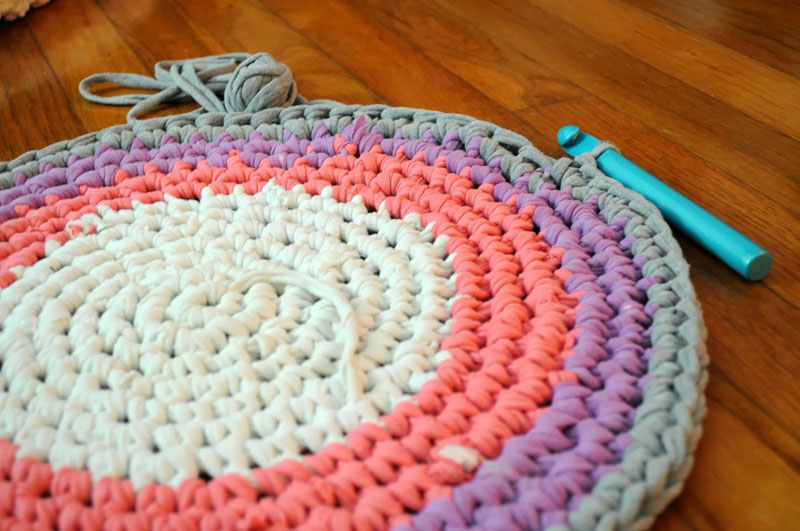 Как сплести коврик из лоскутков без крючка: изготовление круглого и прямоугольного изделия