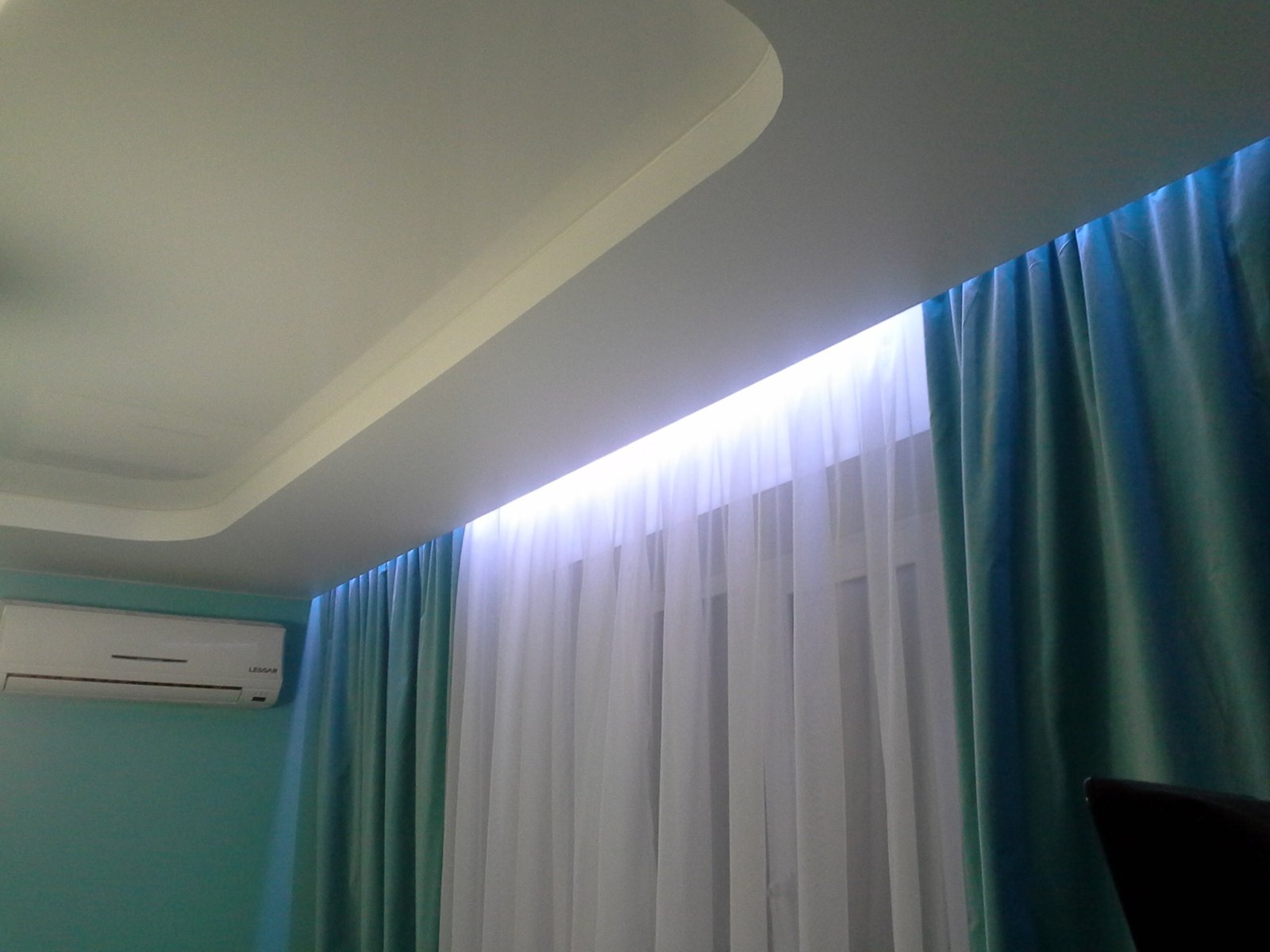 Как подсветить шторы светодиодной лентой