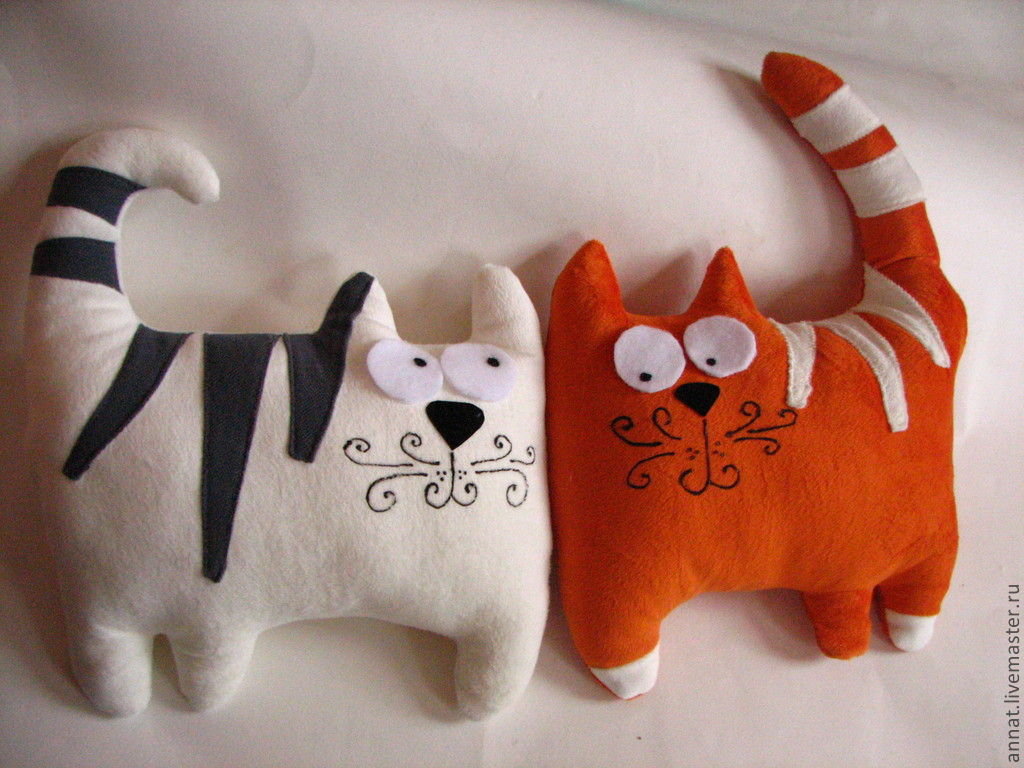Характер кошки по подушечкам. Подушки в виде животных. Шитые игрушки. Котики из ткани. Сшить подушку игрушку.