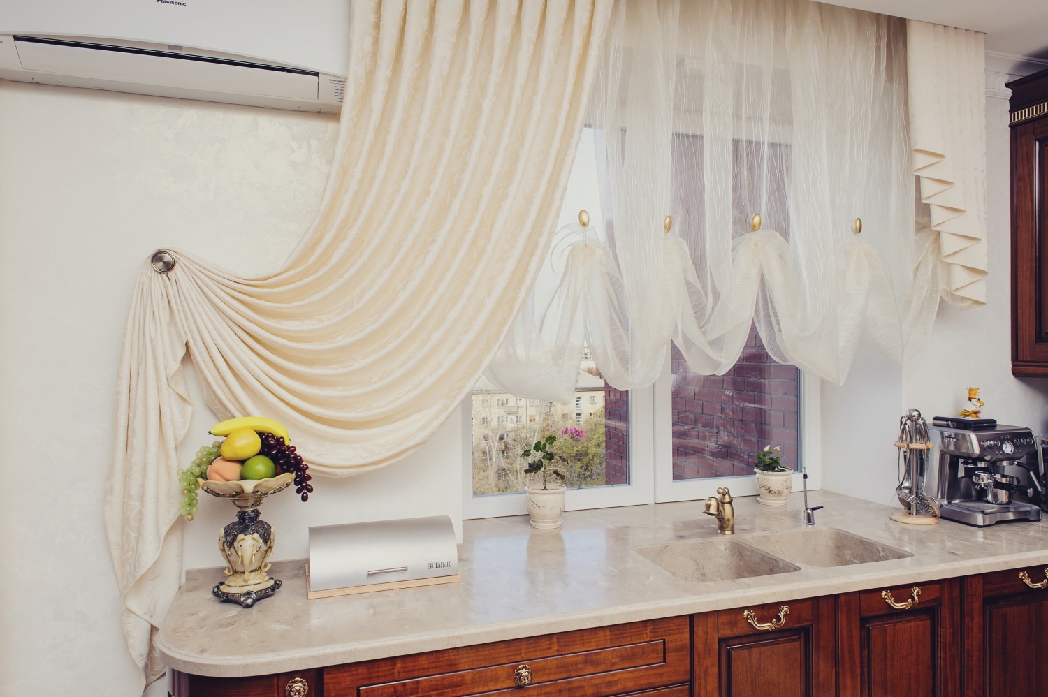 Как оформить окно на кухне: шьем шторы своими руками