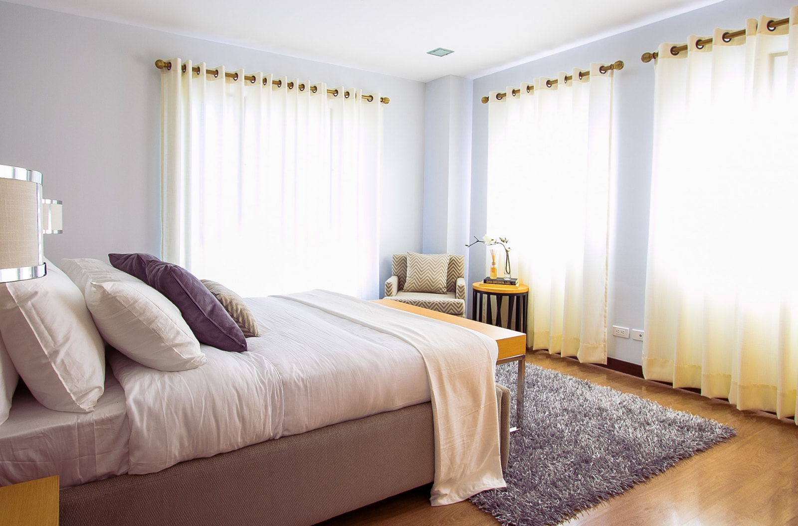 Короткие шторы в интерьере: идеи дизайна для спальни, гостиной, кухни