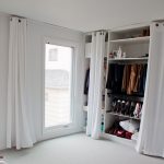 шторы в гардеробную вместо дверей фото интерьер