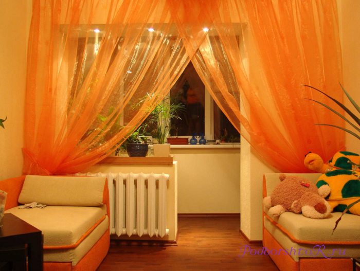 Оранжевые рулонные шторы в интерьере